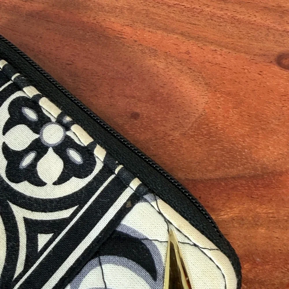 Vera Bradley Wristlet Wallet Black White Geometric Pattern‎ Zip Around Clutch